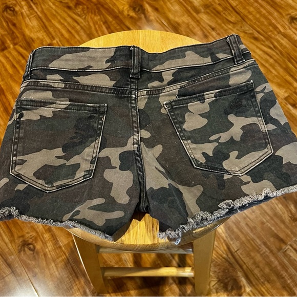 Bundle of girls sz 10 shorts. 2 Hudson jean shorts & 1 DL1961 shorts. - Picture 5 of 6